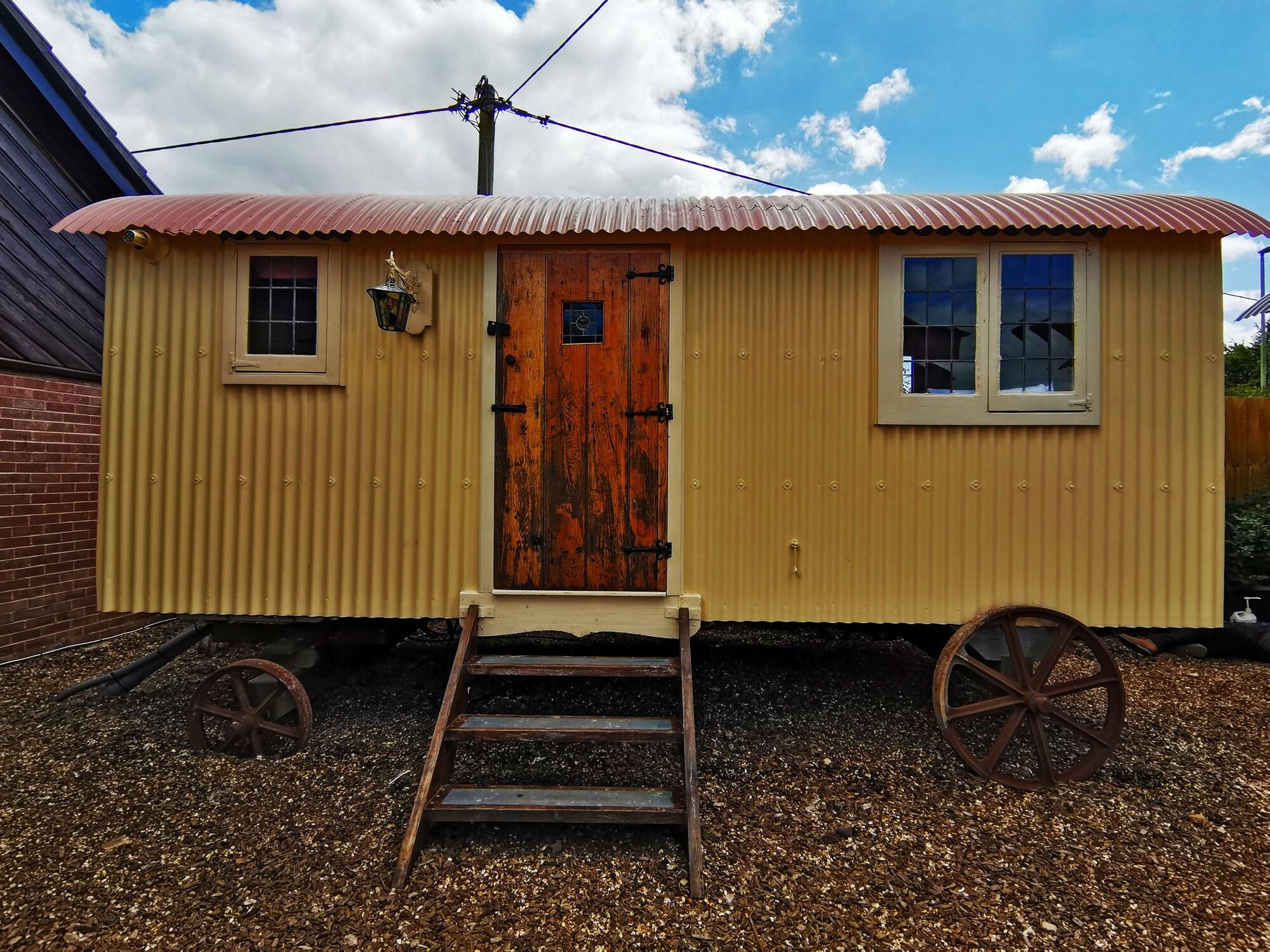 Stonehenge Inn & Shepherd'S Huts Bulford المظهر الخارجي الصورة